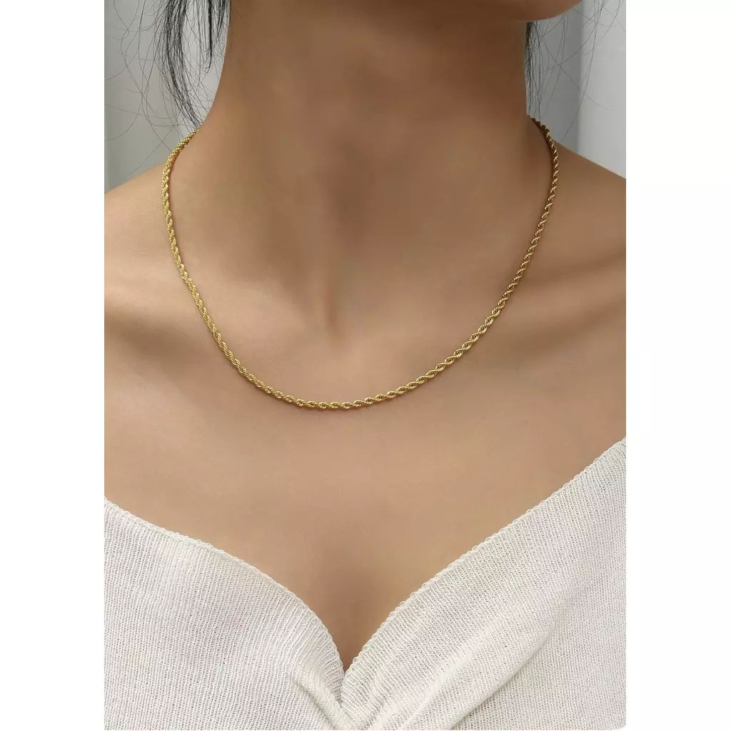 Thin Gold twisted chain