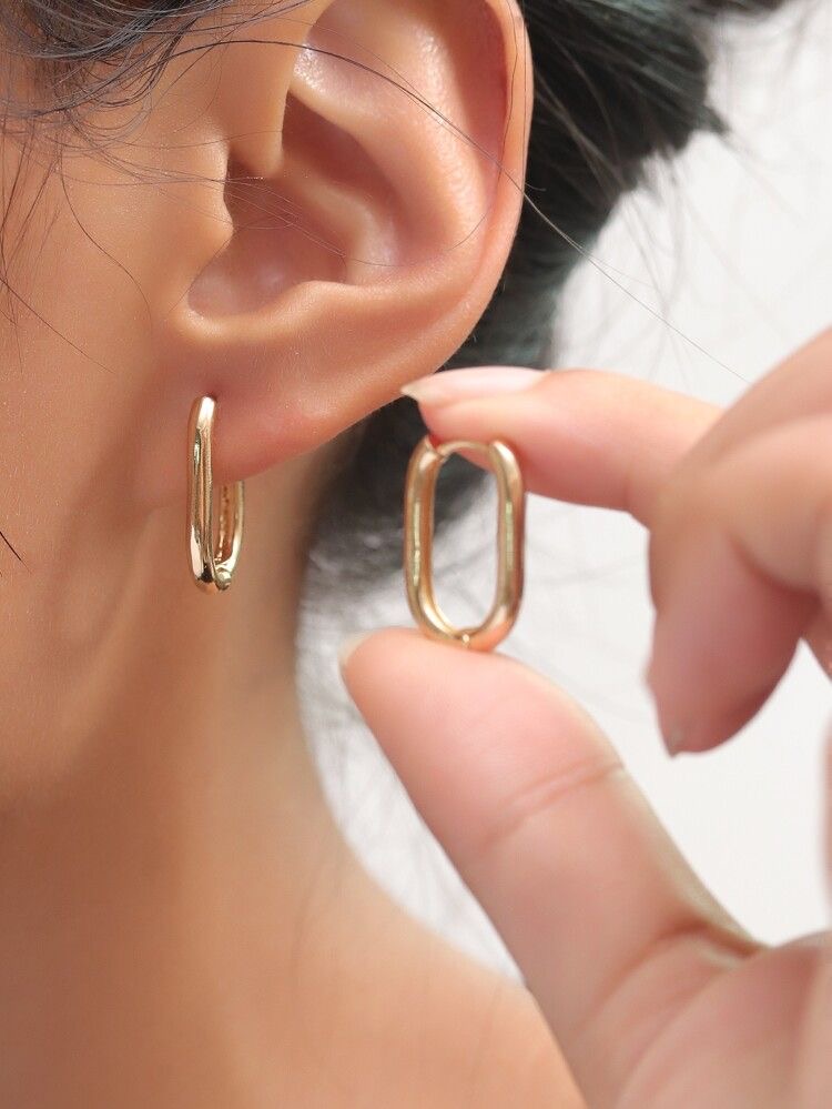 <p>gold earring</p>