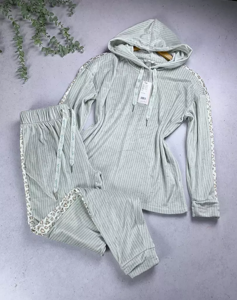 Cute chique velvet pijama set from Anabelle