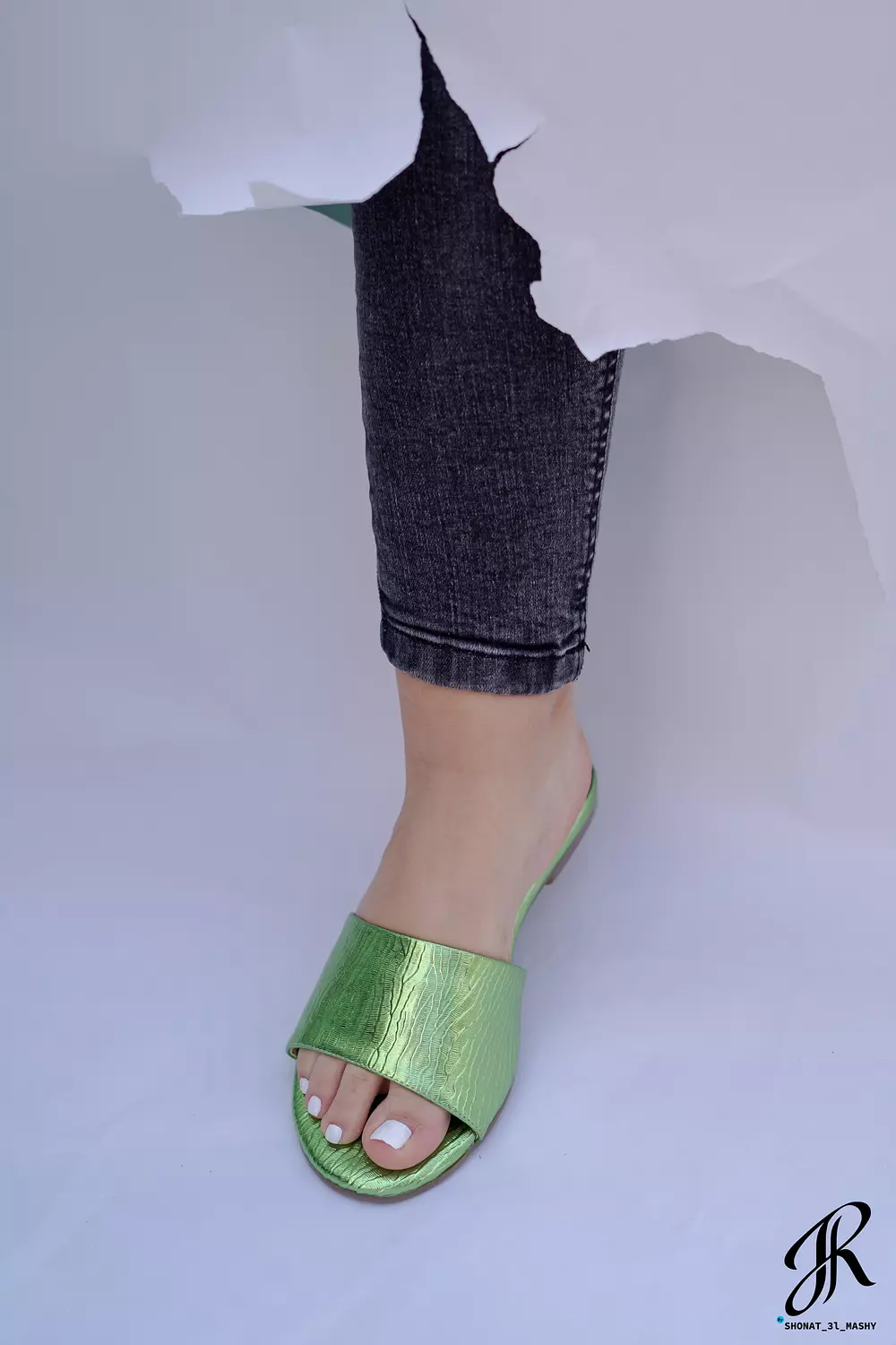 Elegant Women's Green Metallic Slipper 3