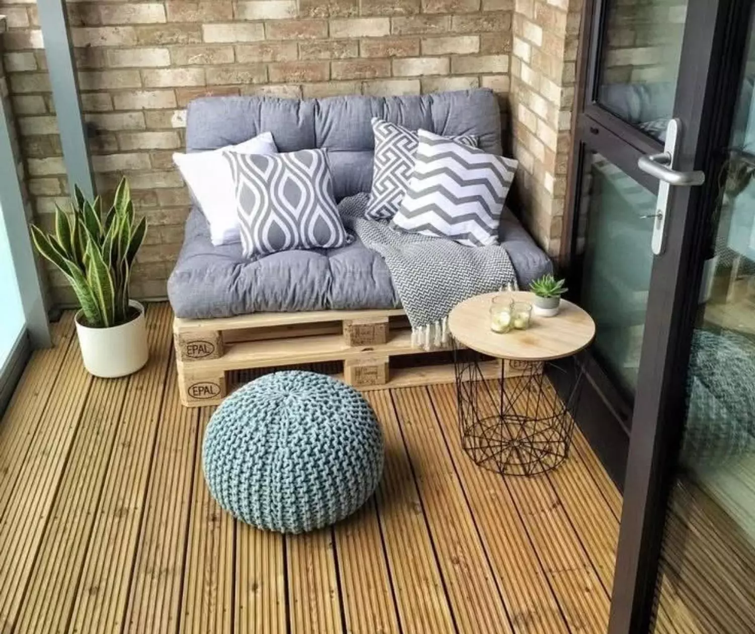 Pallet sofa hover image