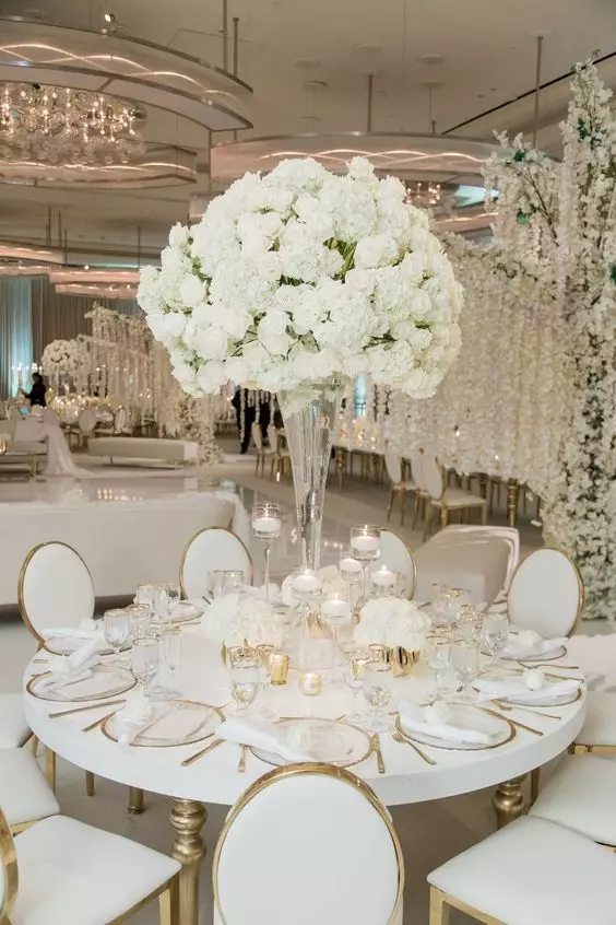<p><strong>Elegant white centerpiece</strong></p>