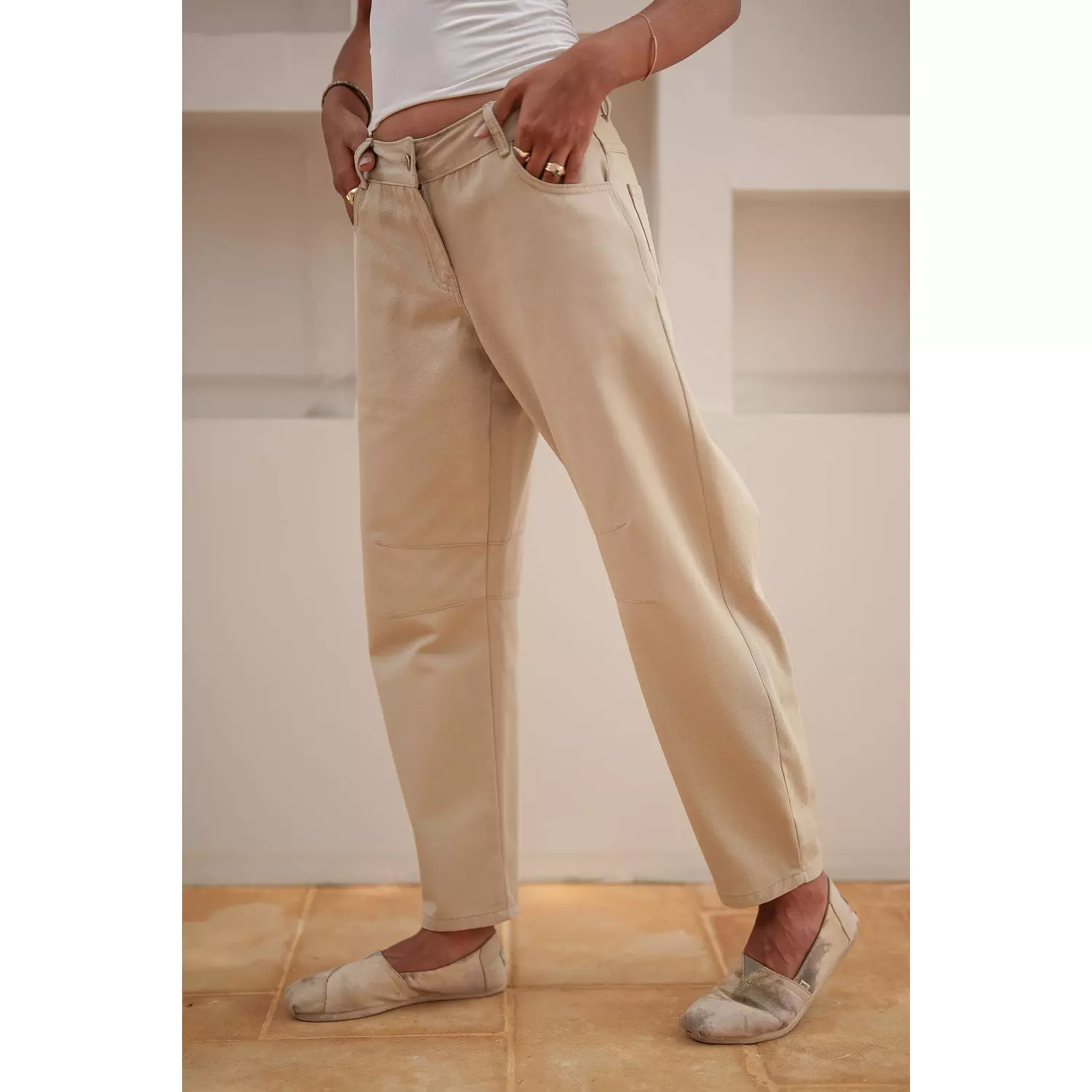 Airy Mid-Rise Barrel Jeans Beige 4