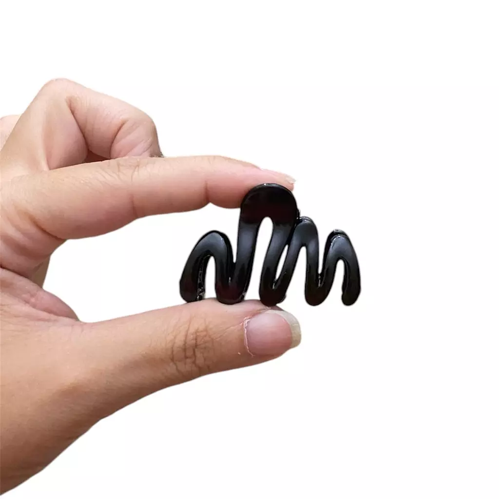 Mini Black Wavy Claw Clip 1 Pc