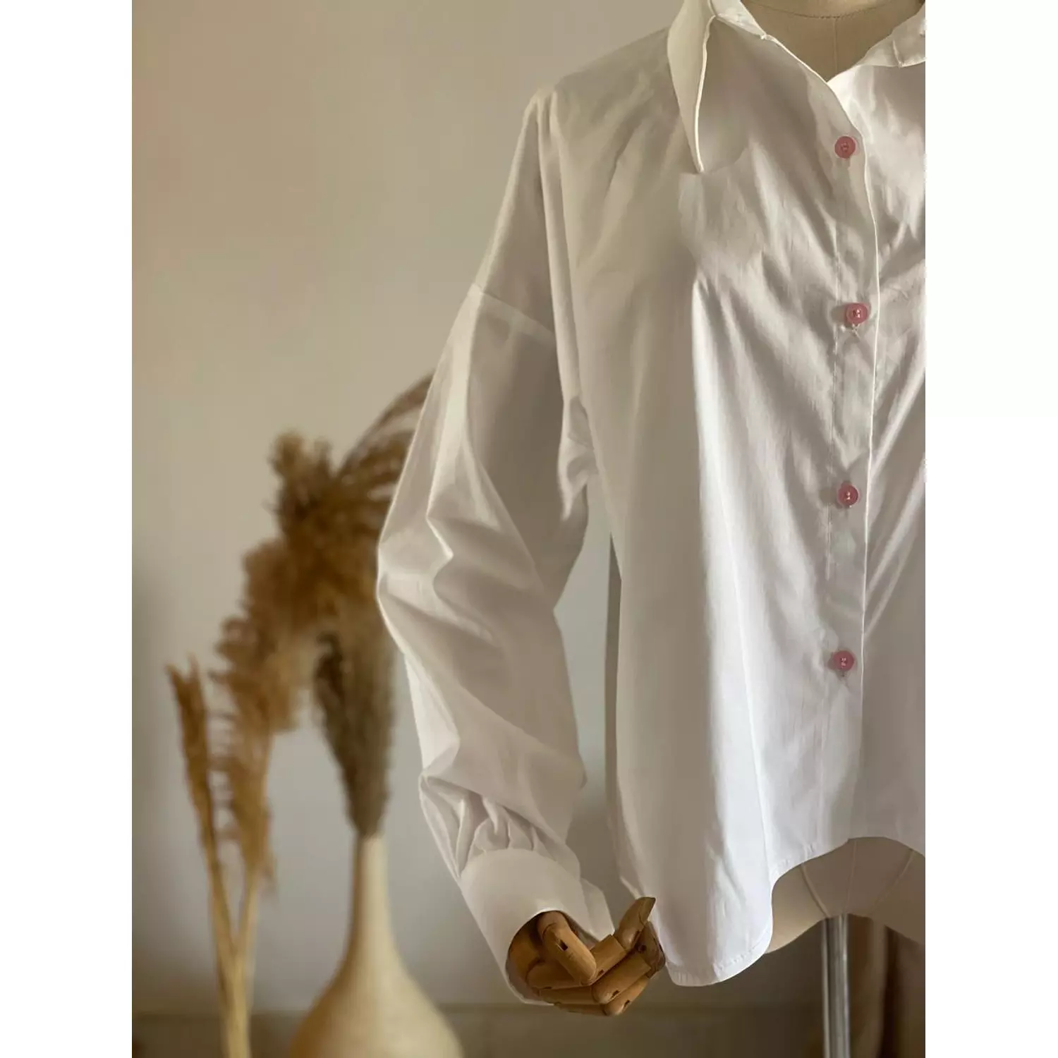 White Poplin Curves shirt with Pink buttons 3