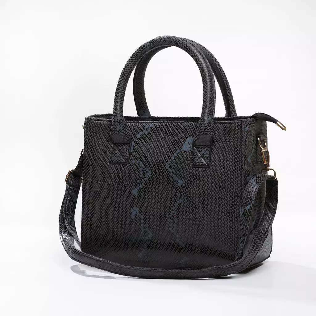 Animal print leather cross bag.