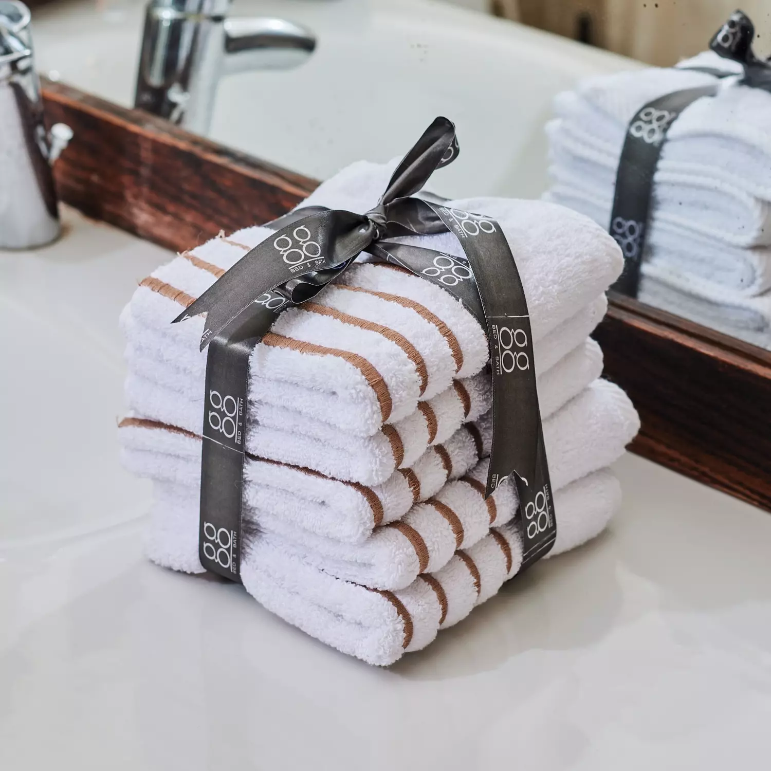 White stripped gold towel set hover image