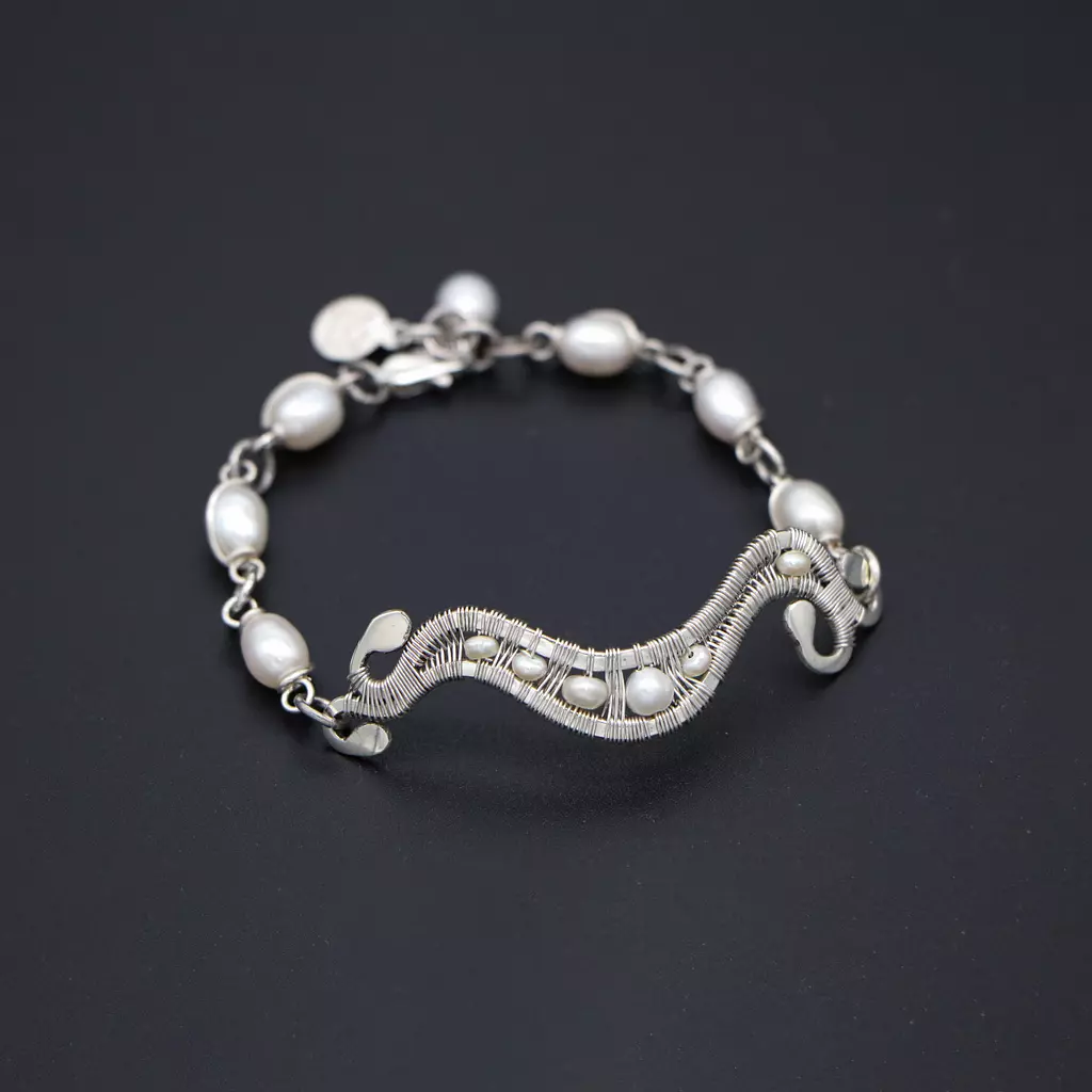 Silver bracelet with pearls.