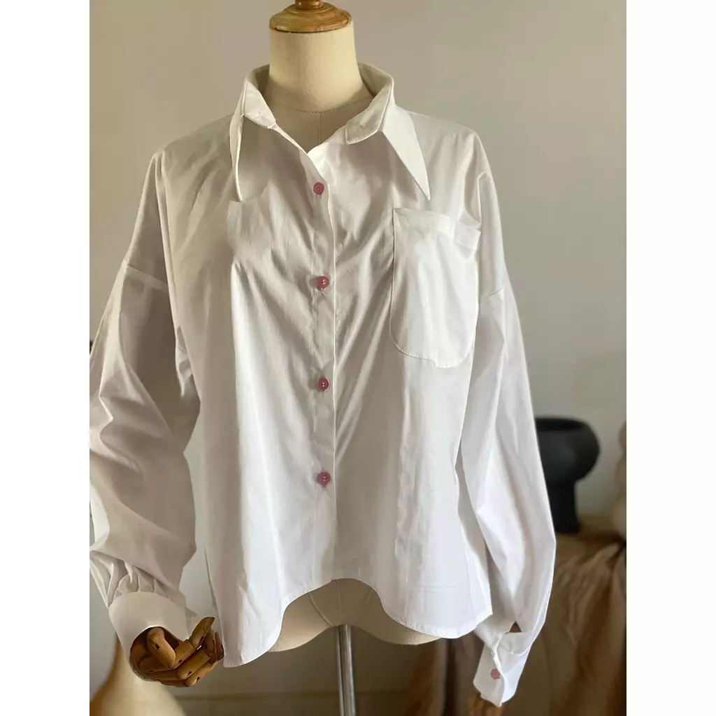 White Poplin Curves shirt with Pink buttons