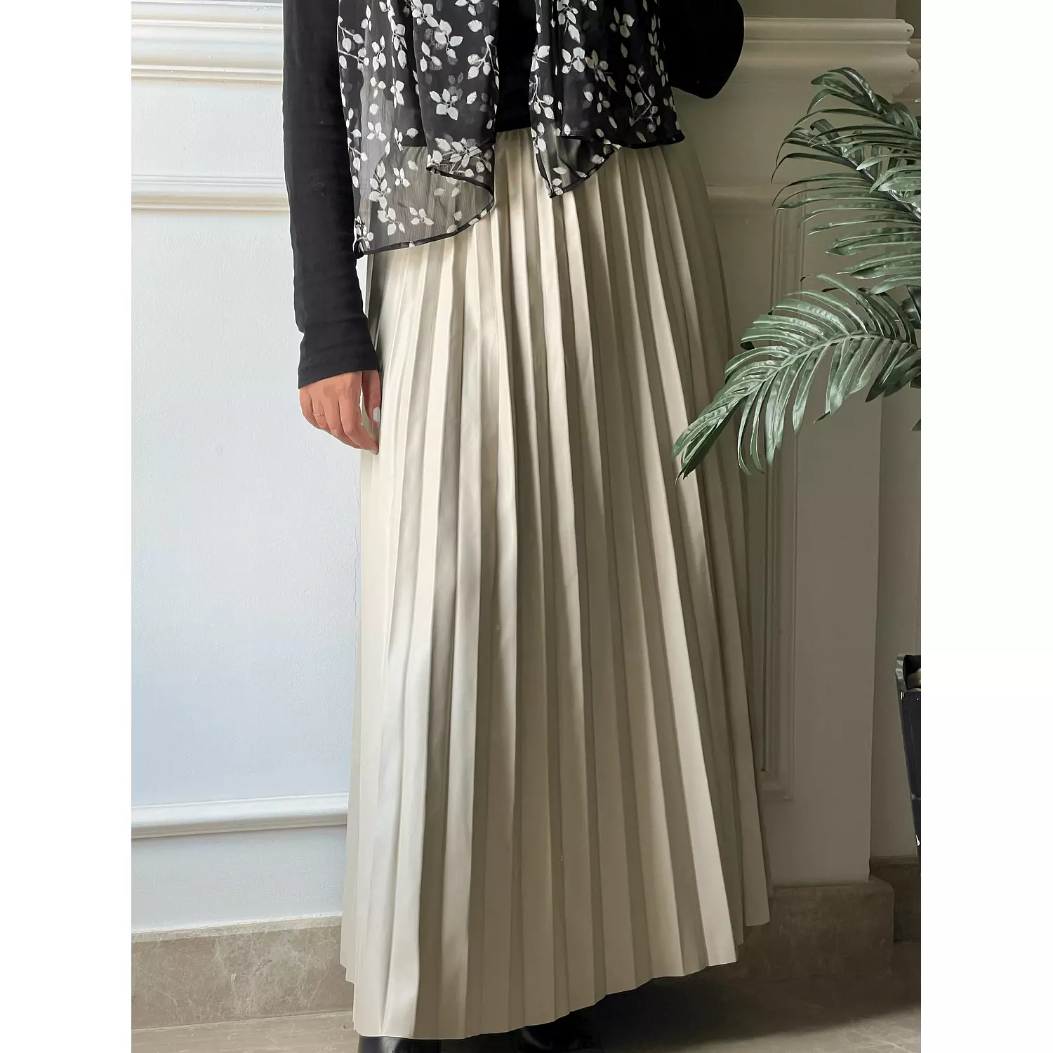 Plisse skirt in leather Creme hover image