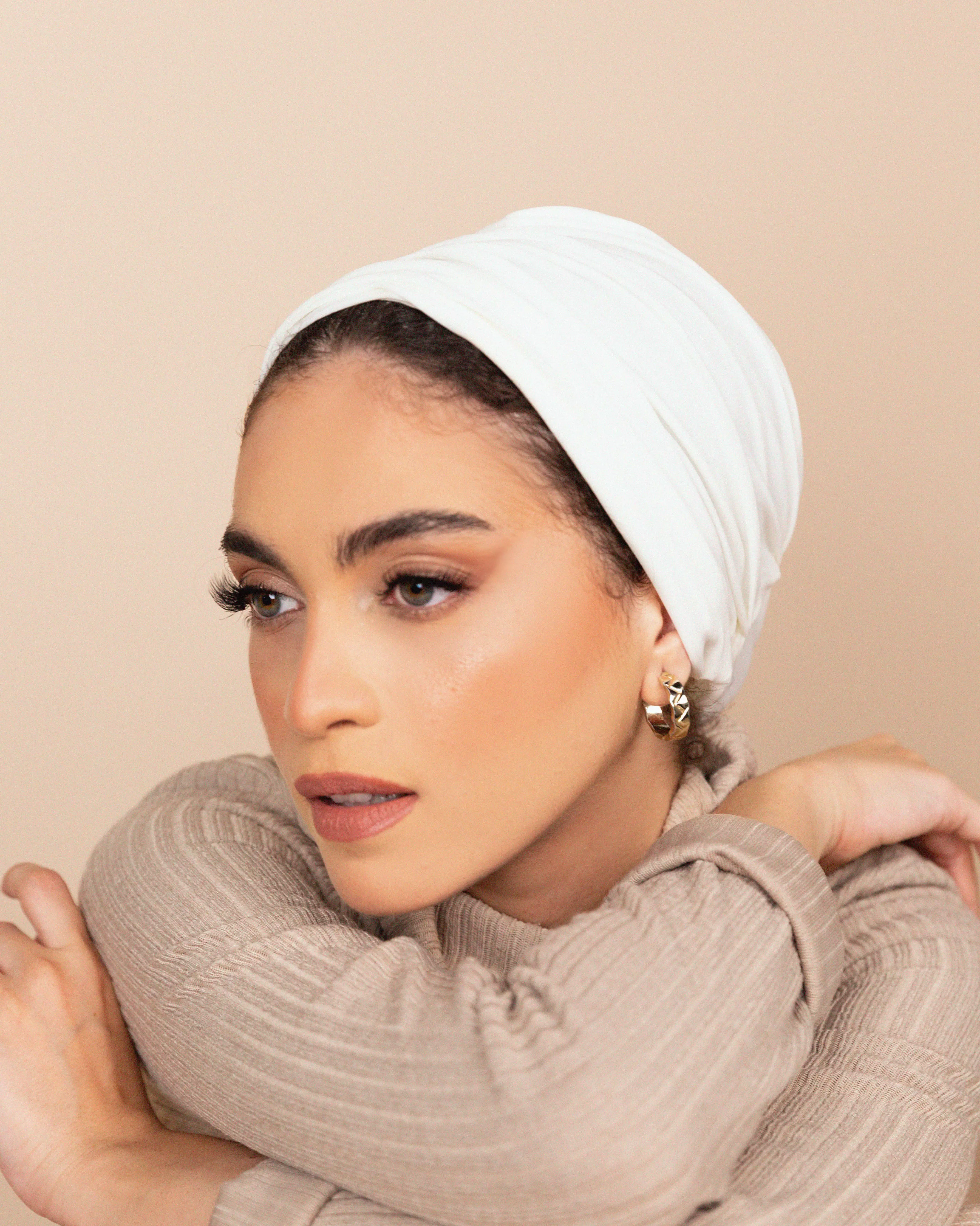 <h4><strong><span style="color: rgb(236, 199, 206)">Basic Off white Turban</span></strong></h4>