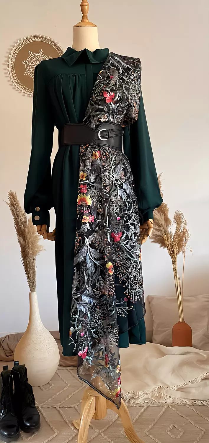 <p><span style="color: #ffffffff">Emerald green dress with detachable scarf</span></p>