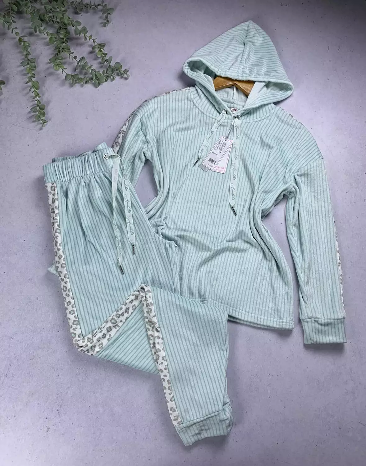 Cute chique velvet pijama set from Anabelle hover image