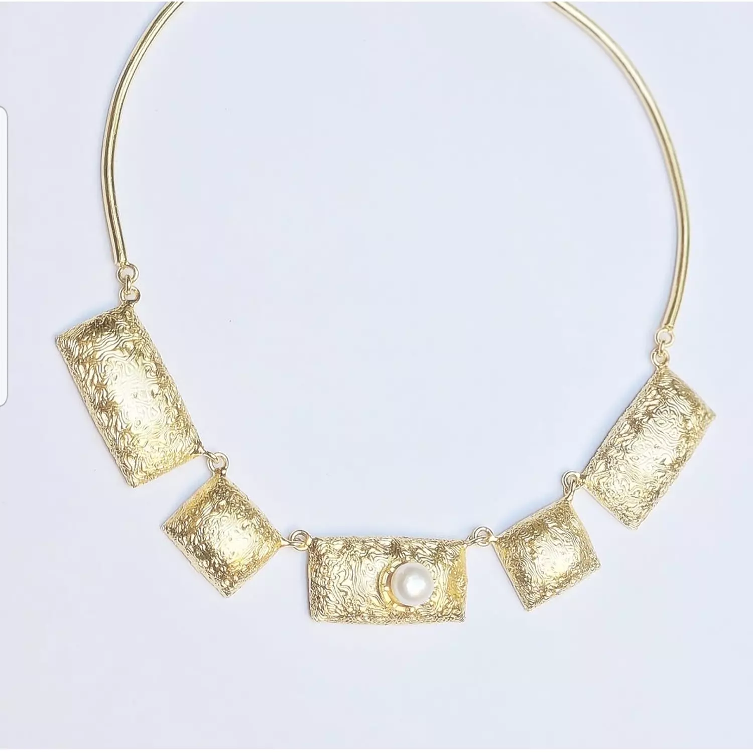 ivory collier hover image