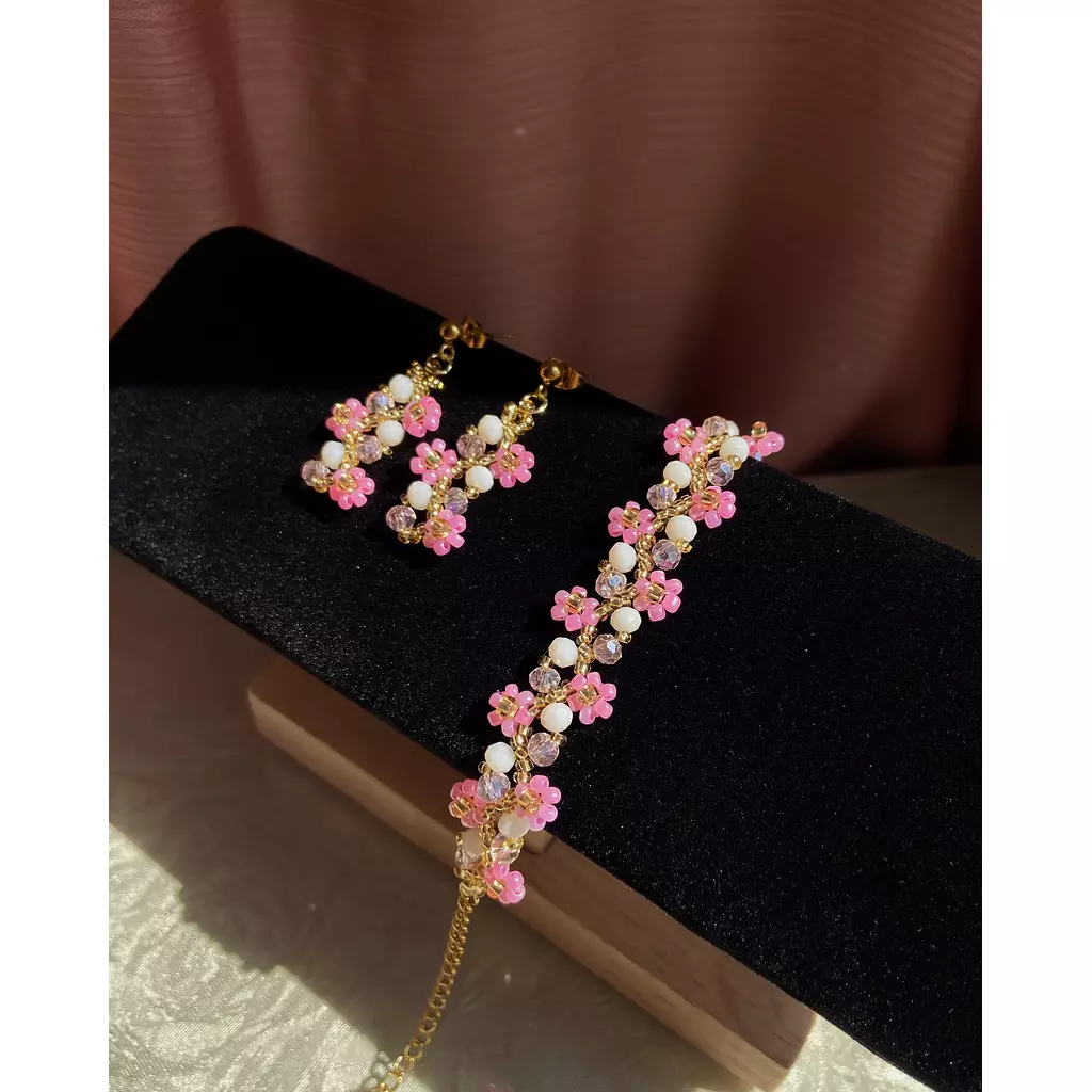 ✨Floria design ✨Pink flowers with white and rose crystal set 🩷✨