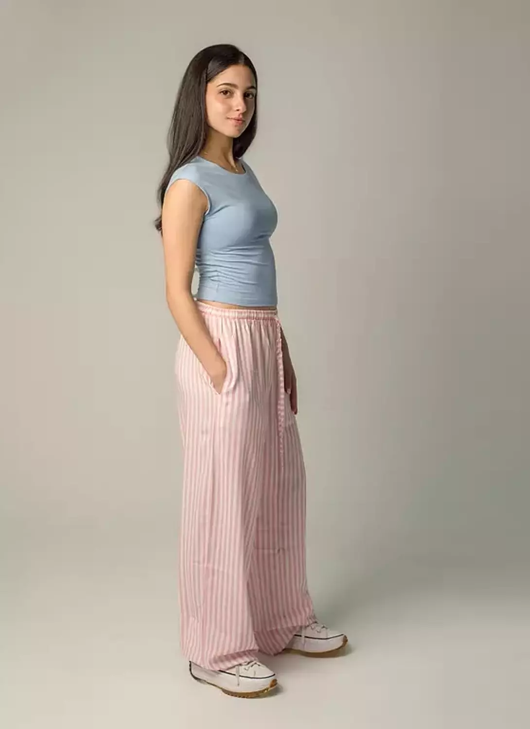 <p><br><strong>Stripped loose pants</strong></p>