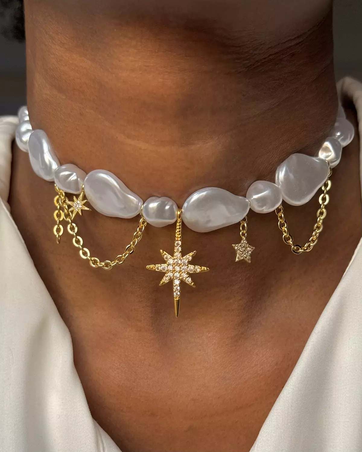 Shinny white pearly choker hover image