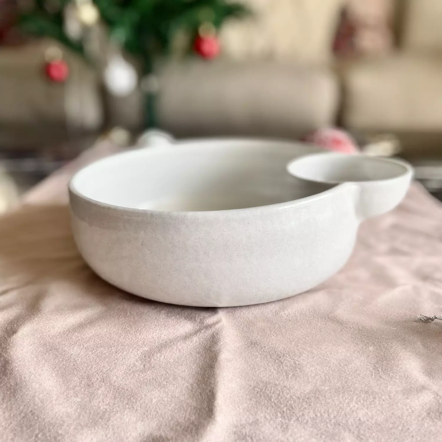 Side-dipping bowl-white hover image