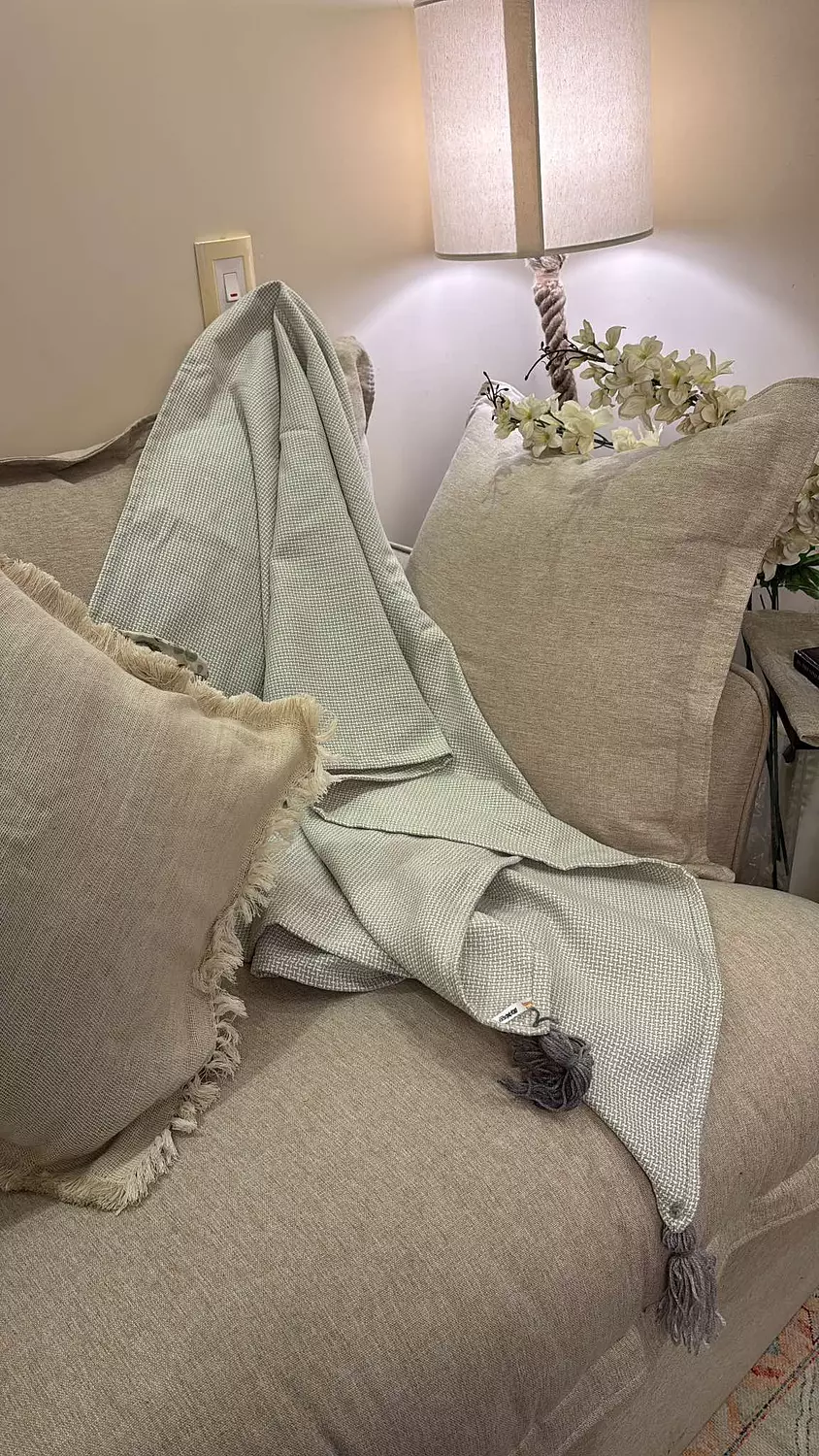 <p><strong>Grey X Off white Throw</strong></p>