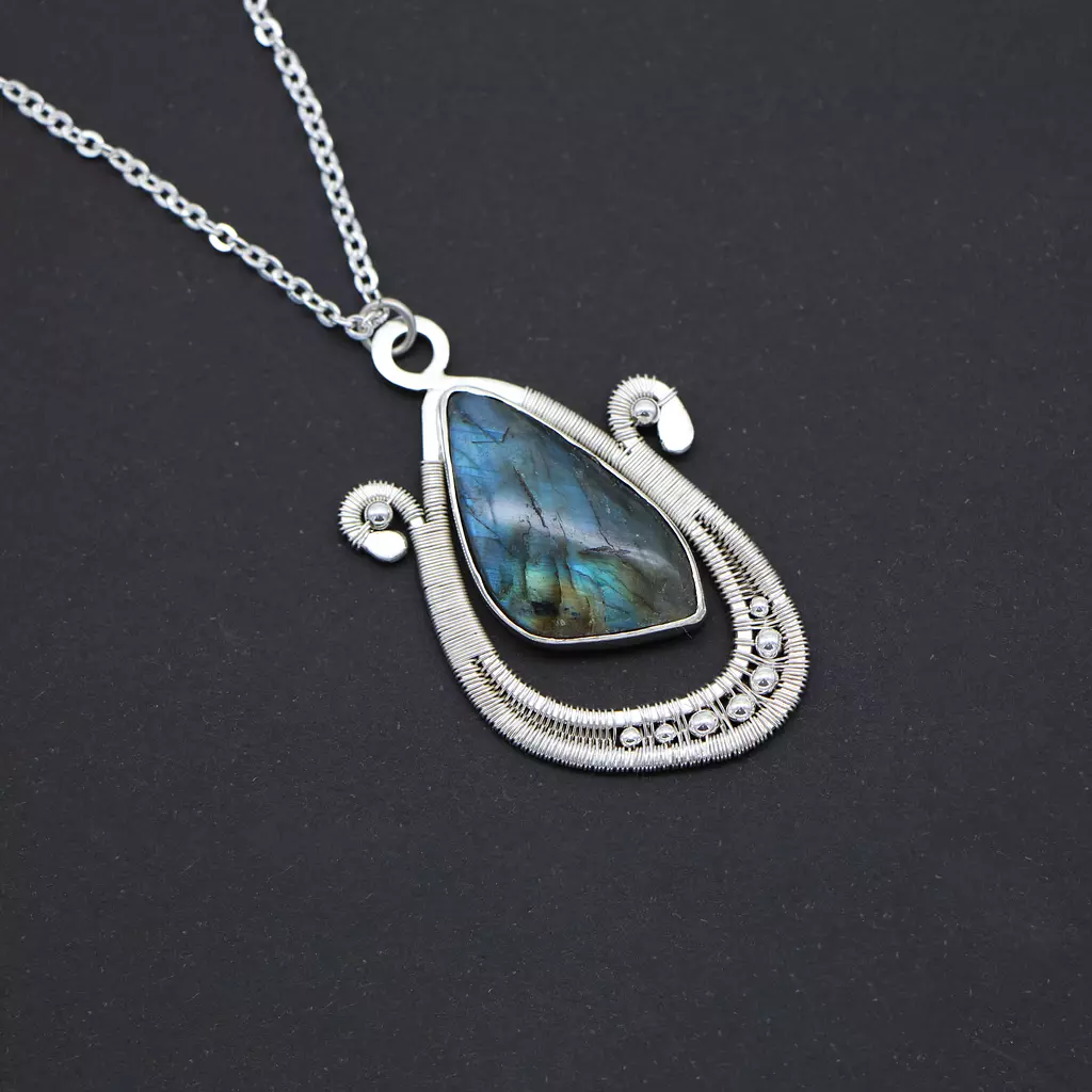 Wire wrapped silver 925 pendant with labradorite gemstone.