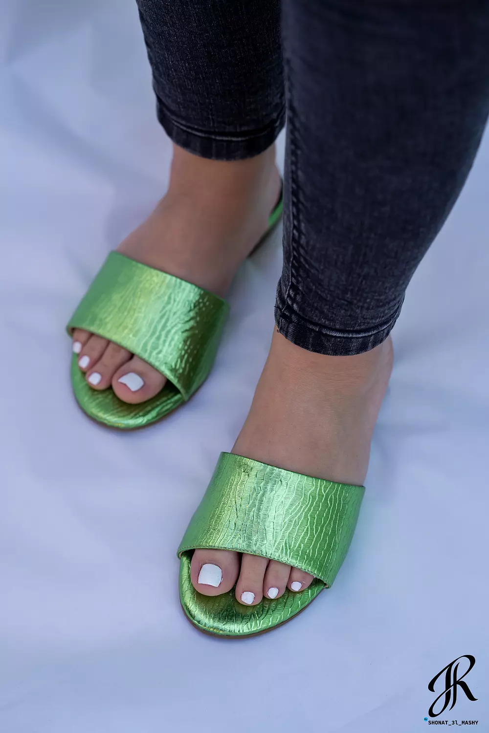 Elegant Women's Green Metallic Slipper 2