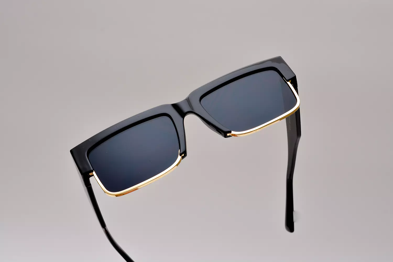 <p><strong><span style="color: rgb(0, 0, 0)">strong sunglasses</span></strong></p>