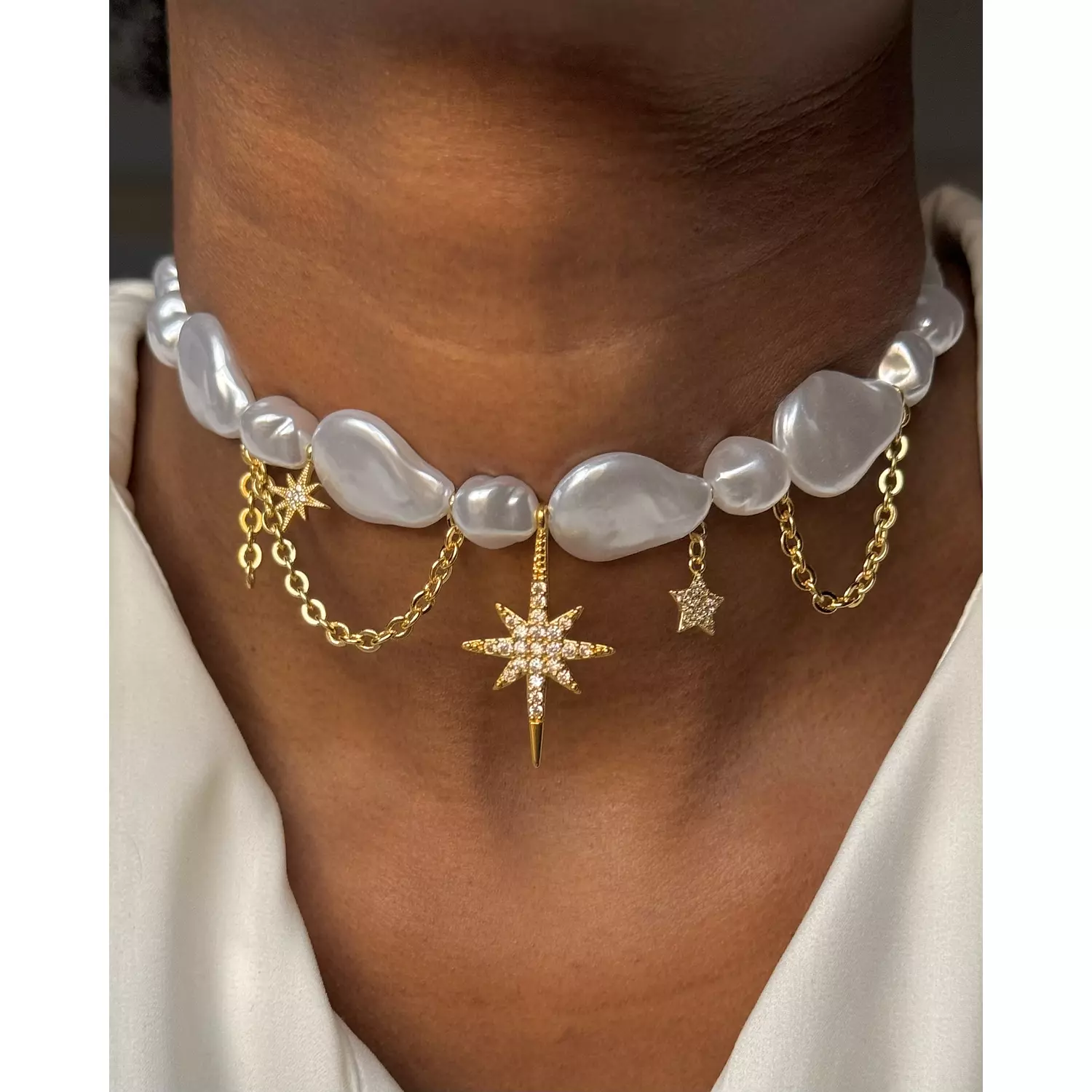 Shinny white pearly choker hover image