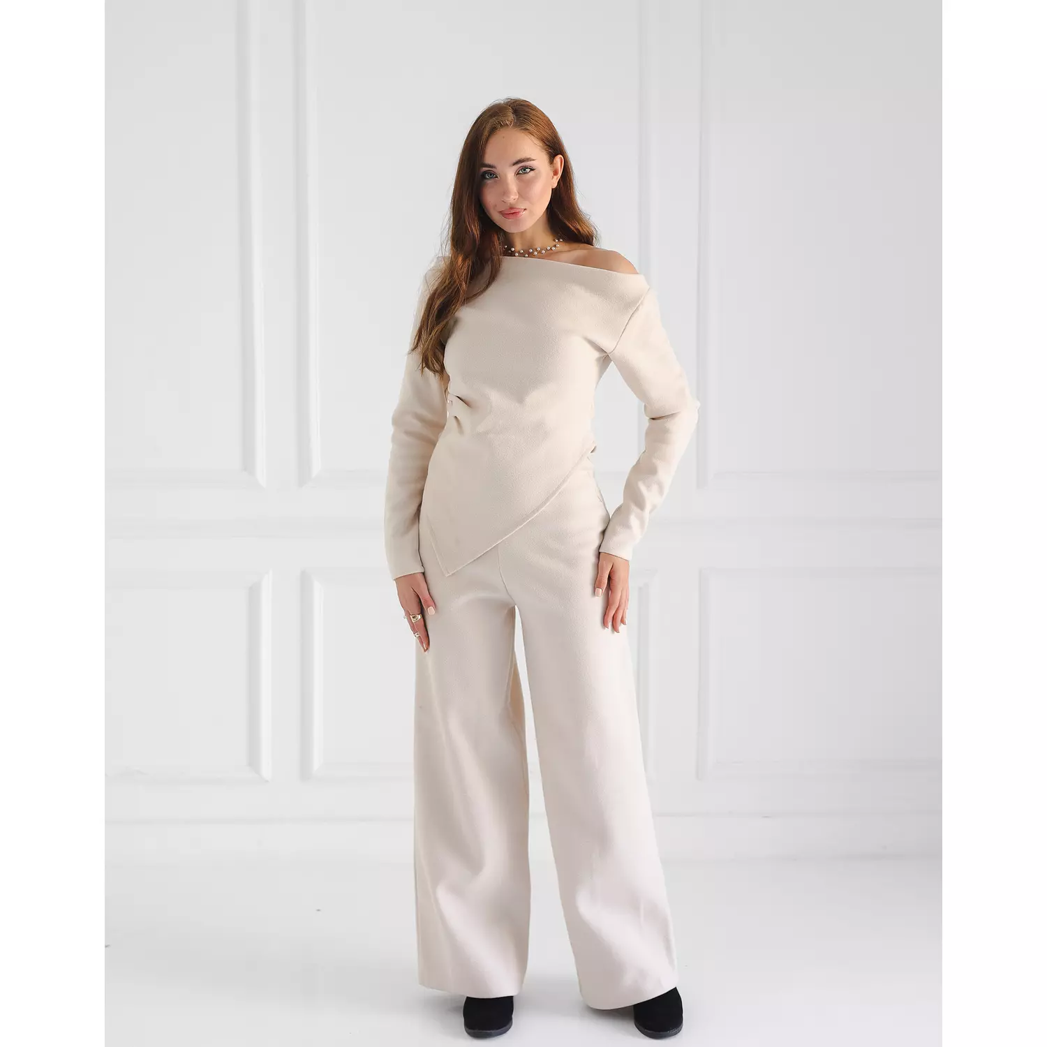 ONE Shoulder Beige Winter Set hover image