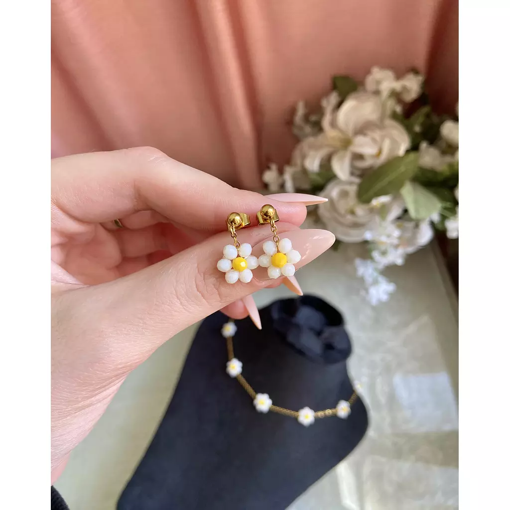 Daisy flower earrings 