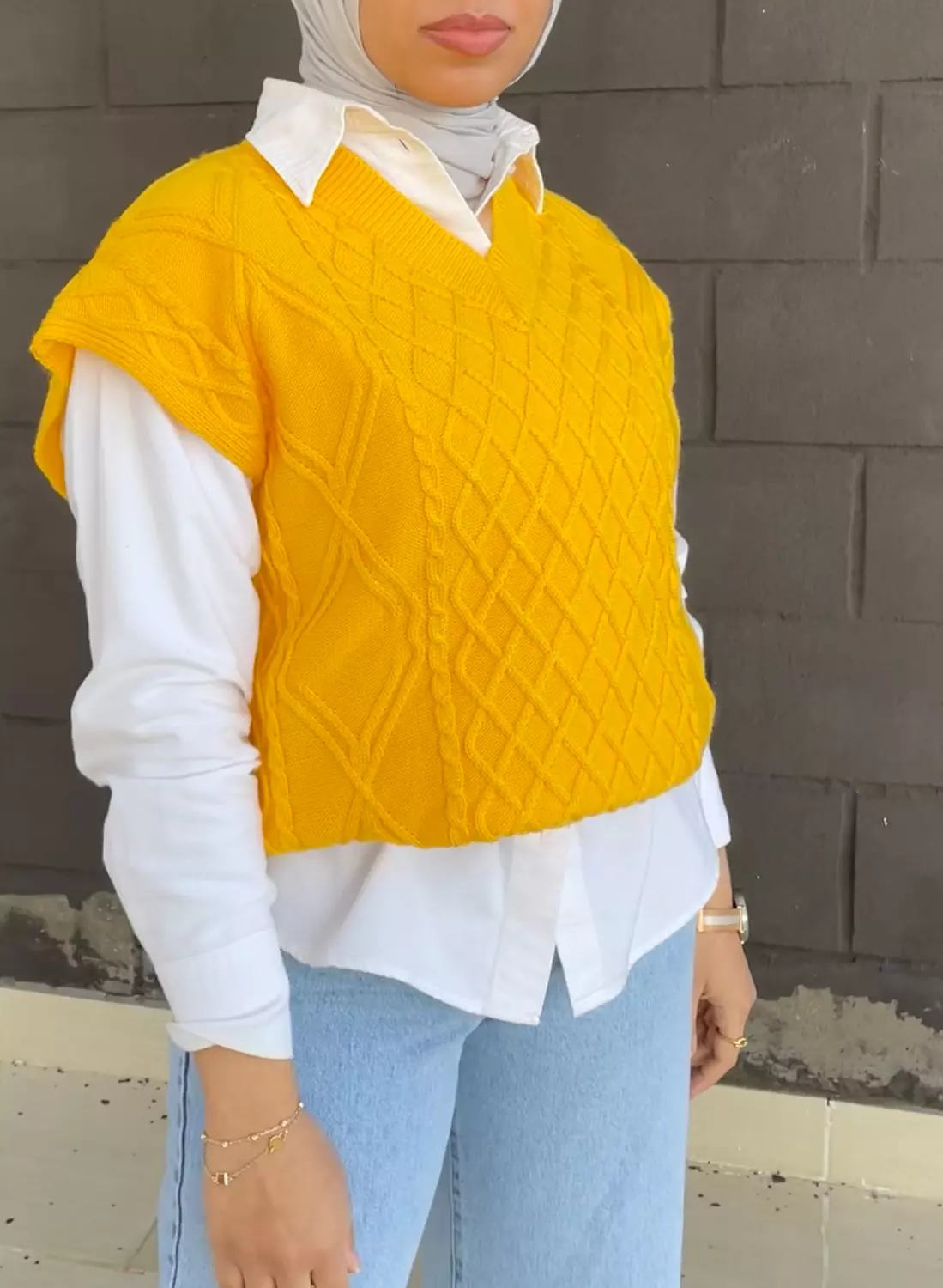 Knitted vest in yellow  2