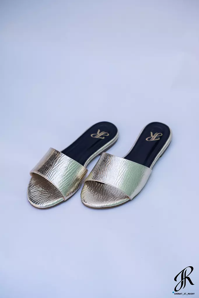 Elegant Women's Gold Metallic Slipper