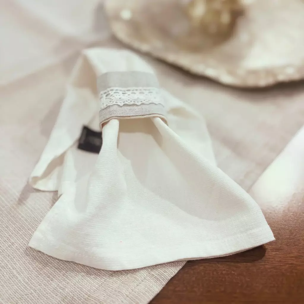 A bundle Linen Napkins with a ring holder 