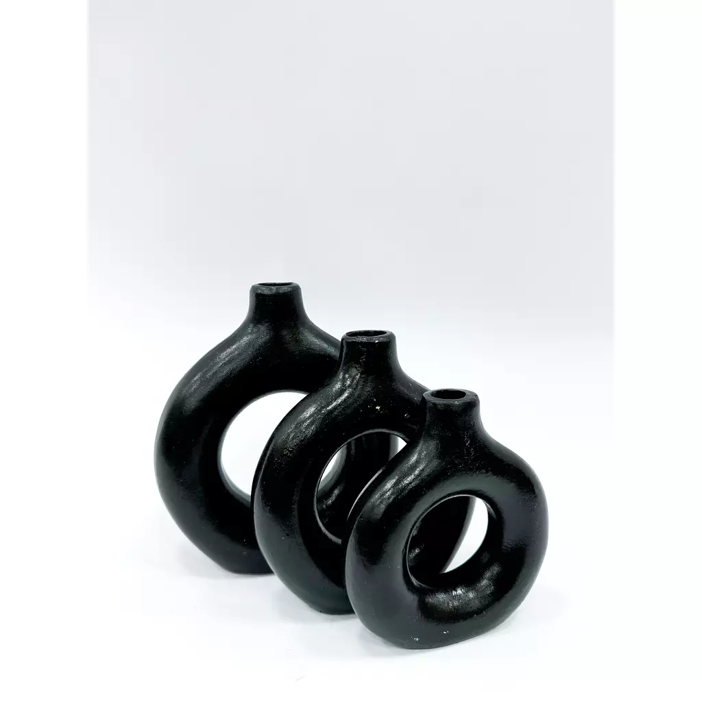 black donuts vase