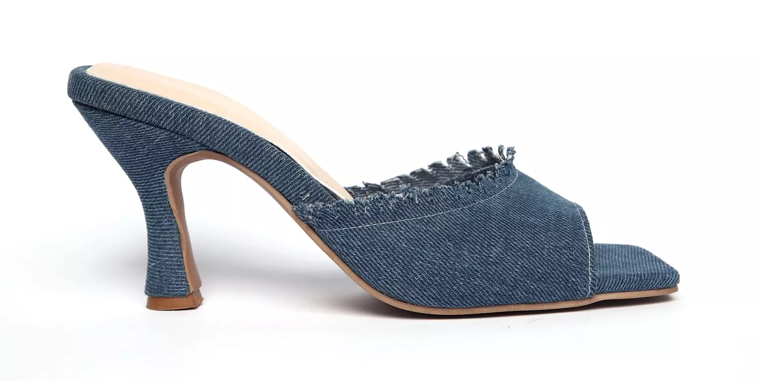 <p><br><br><br>Jeans Heels</p>