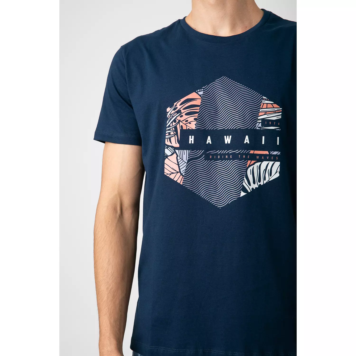 NAVY "HAWAII"  T-SHIRT. 3