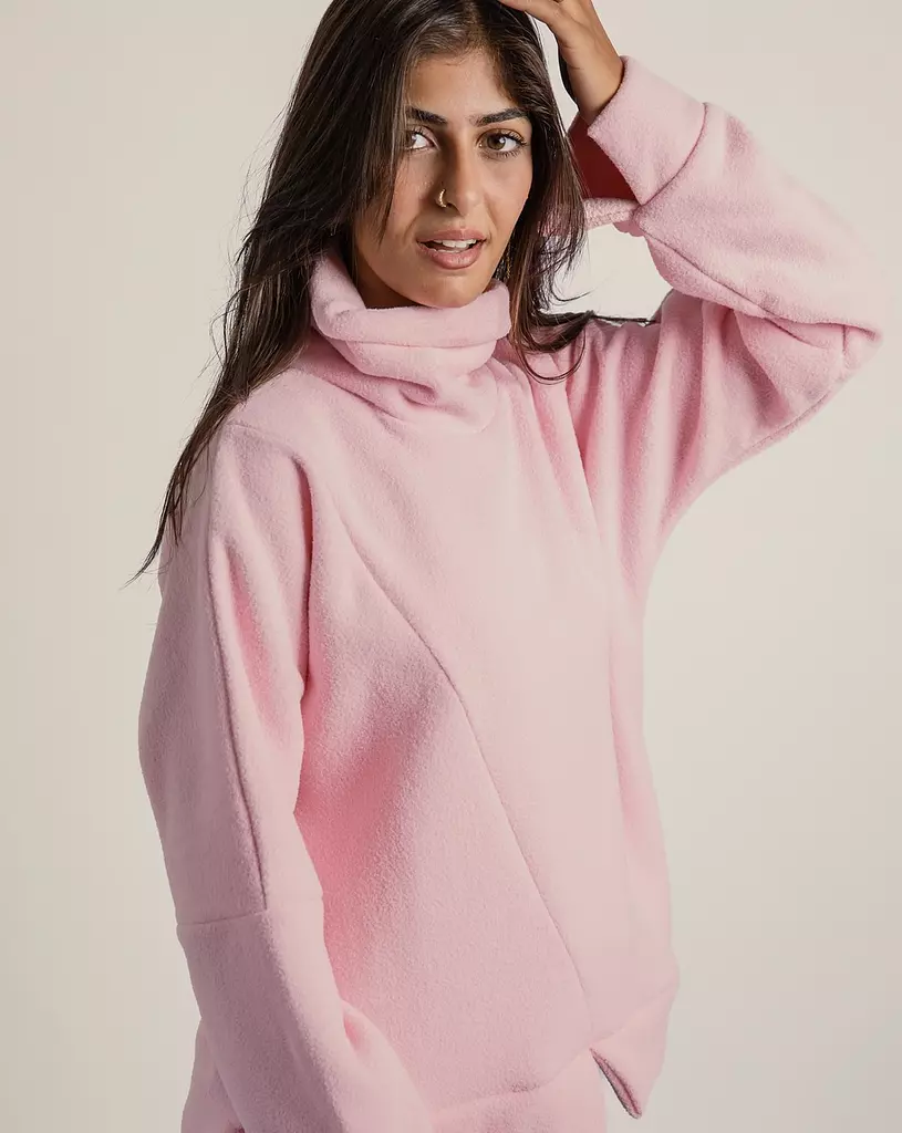 <p><strong><span style="color: #ffffffff">Bubble Gum Pullover</span></strong></p>