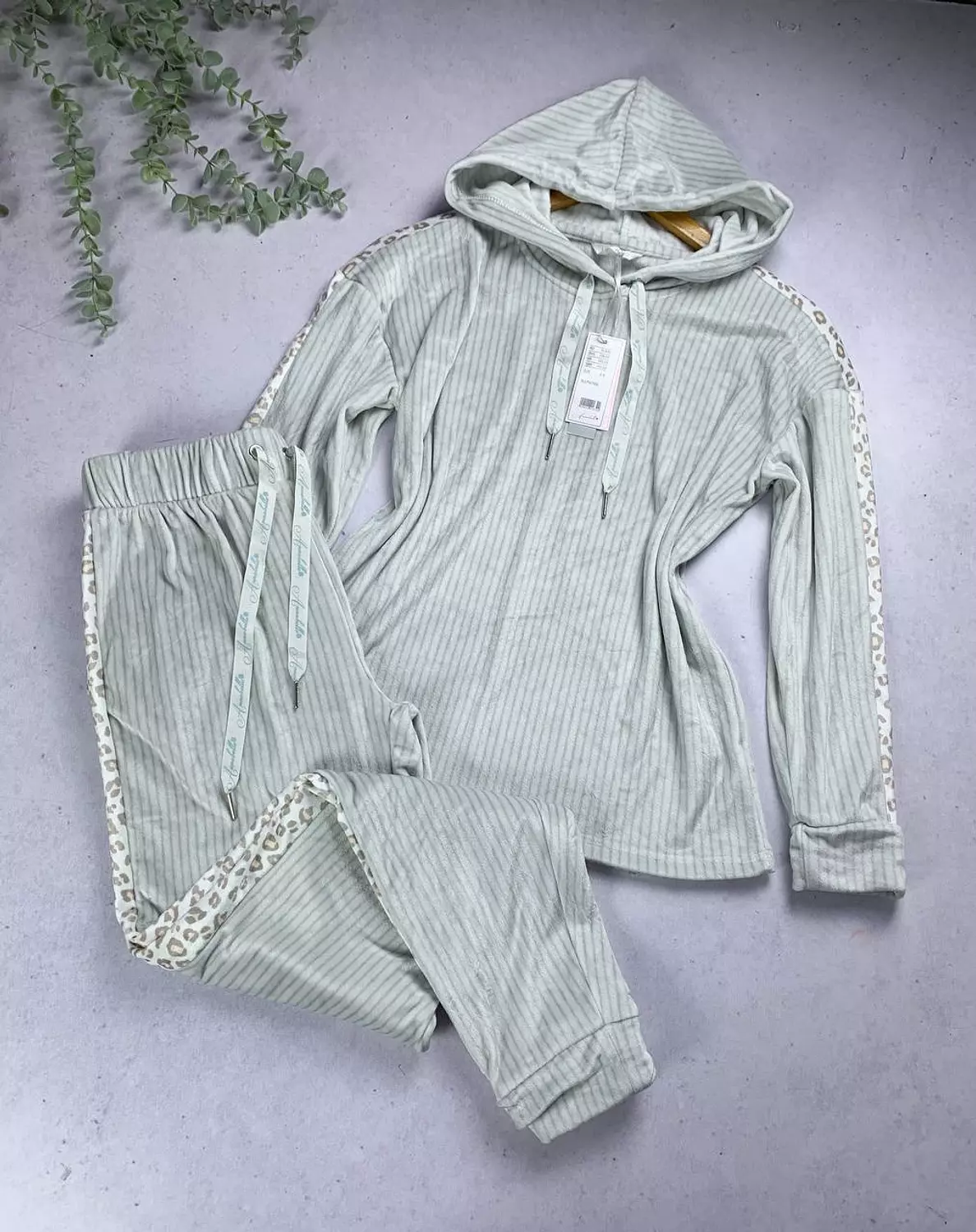 Cute chique velvet pijama set from Anabelle hover image