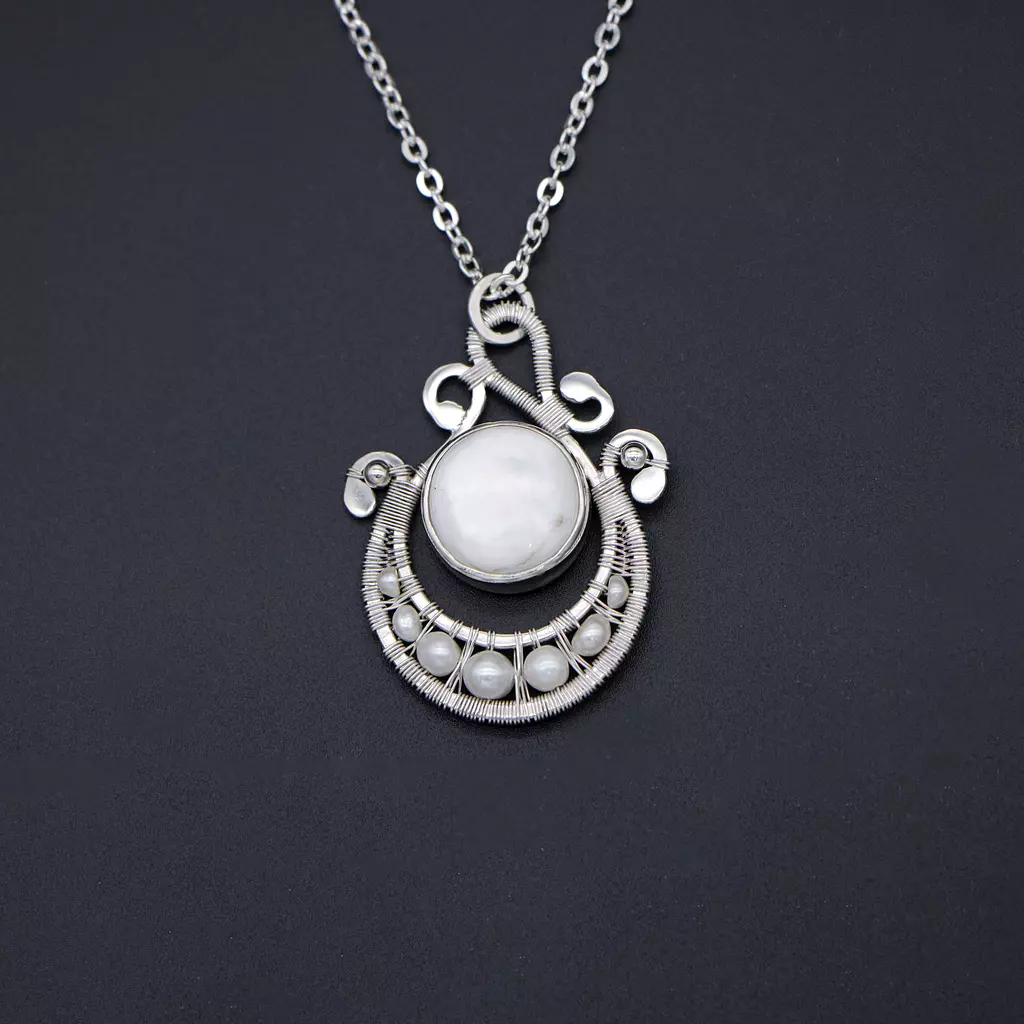  Silver pendant with mother of pearl.