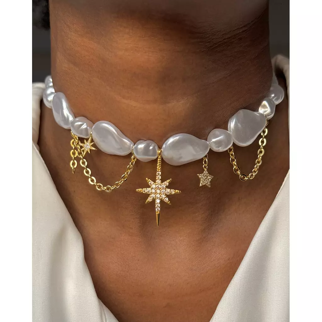 Shinny white pearly choker