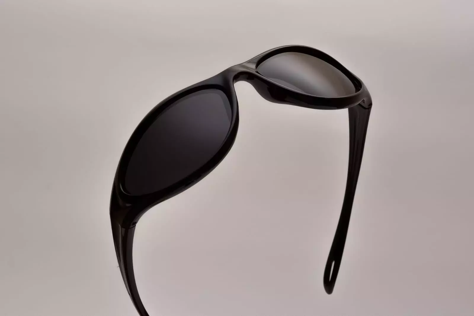 <p><strong><span style="color: rgb(0, 0, 0)">Sporty sunglasses</span></strong></p>