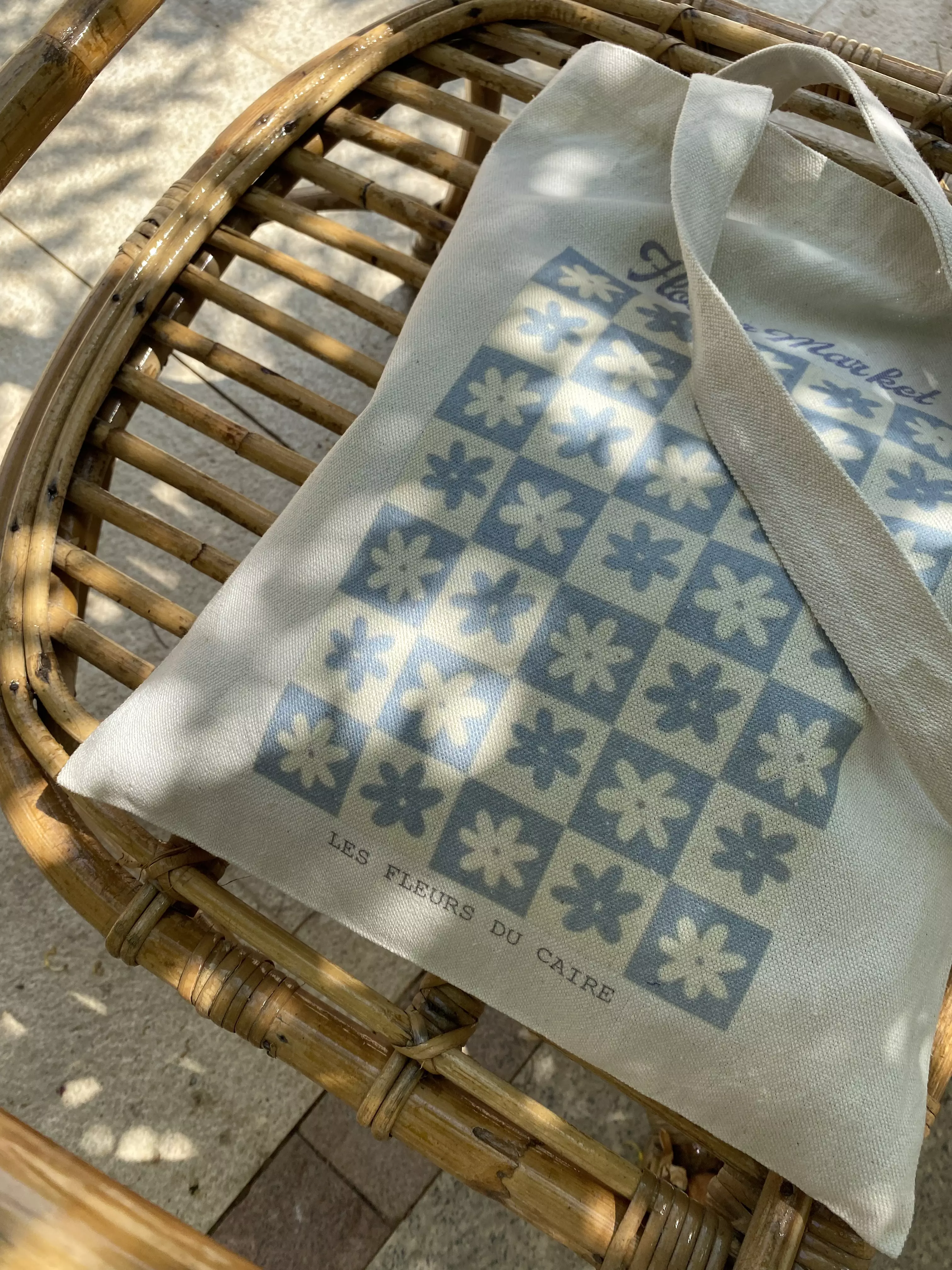 <p><strong><span style="color: rgb(0, 0, 0)">The Flower Market tote bag</span></strong></p>