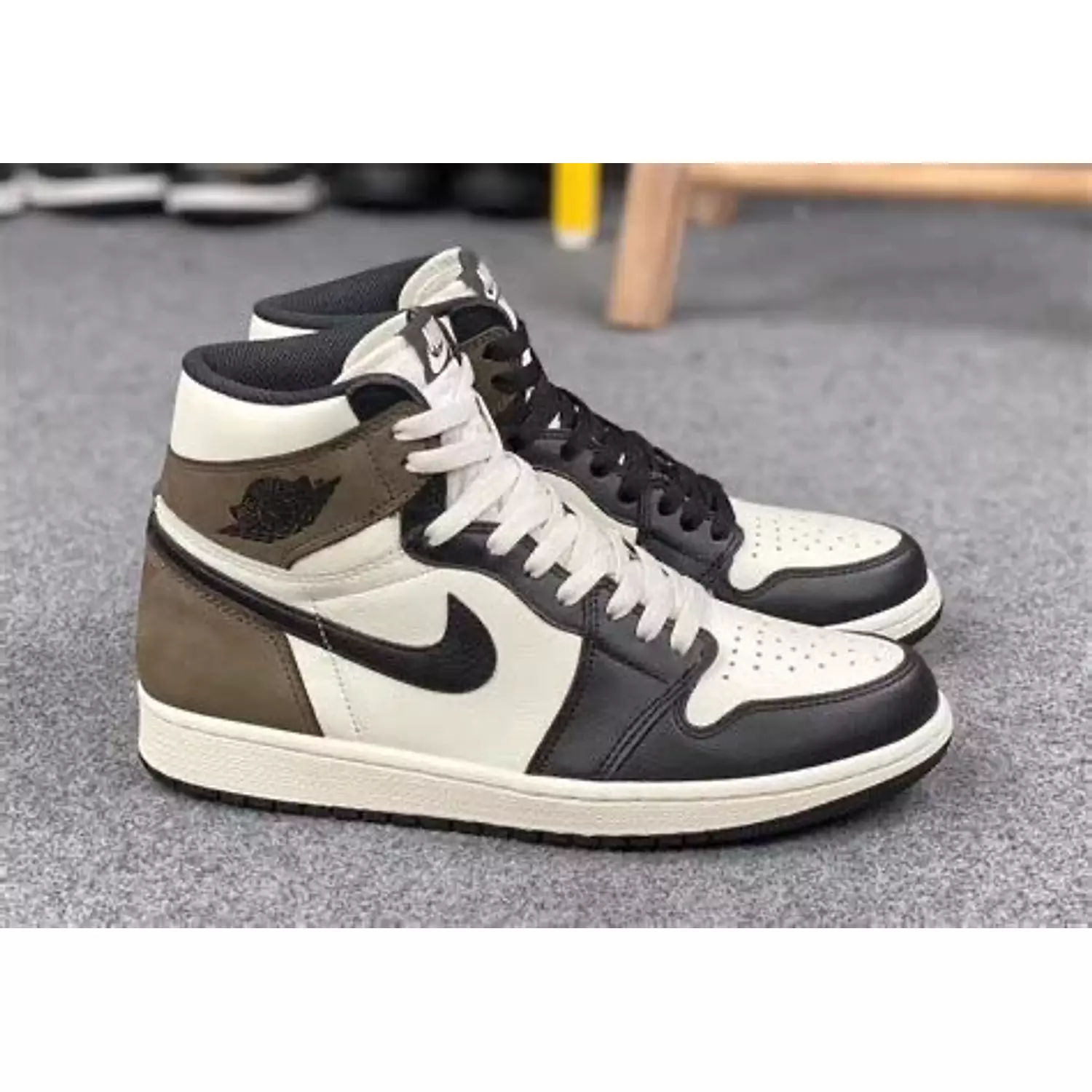 Nike Air Jordan 1 Mocha  2