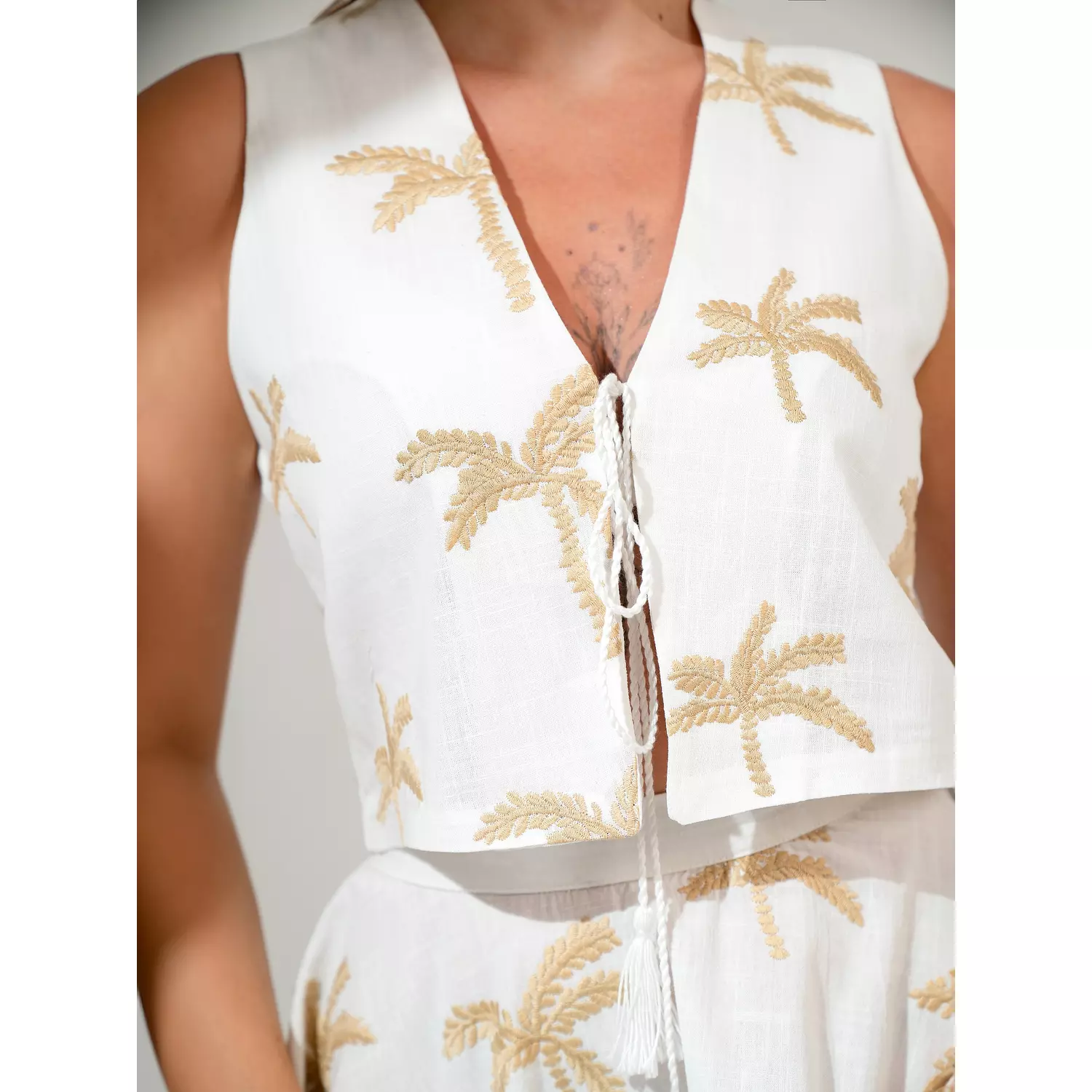 Embroidered white short linen gilet-set hover image