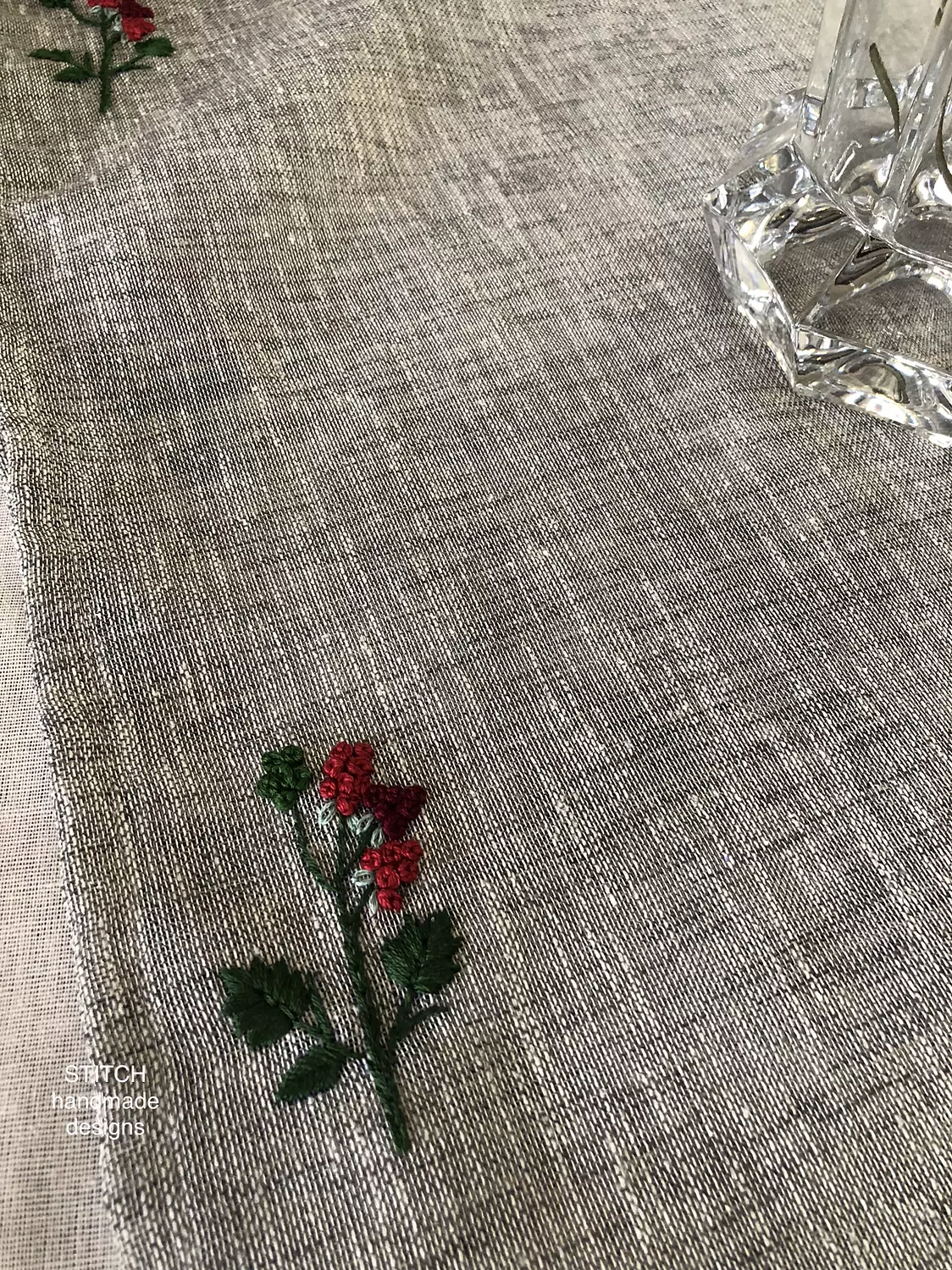 Red-berries Table runner hover image