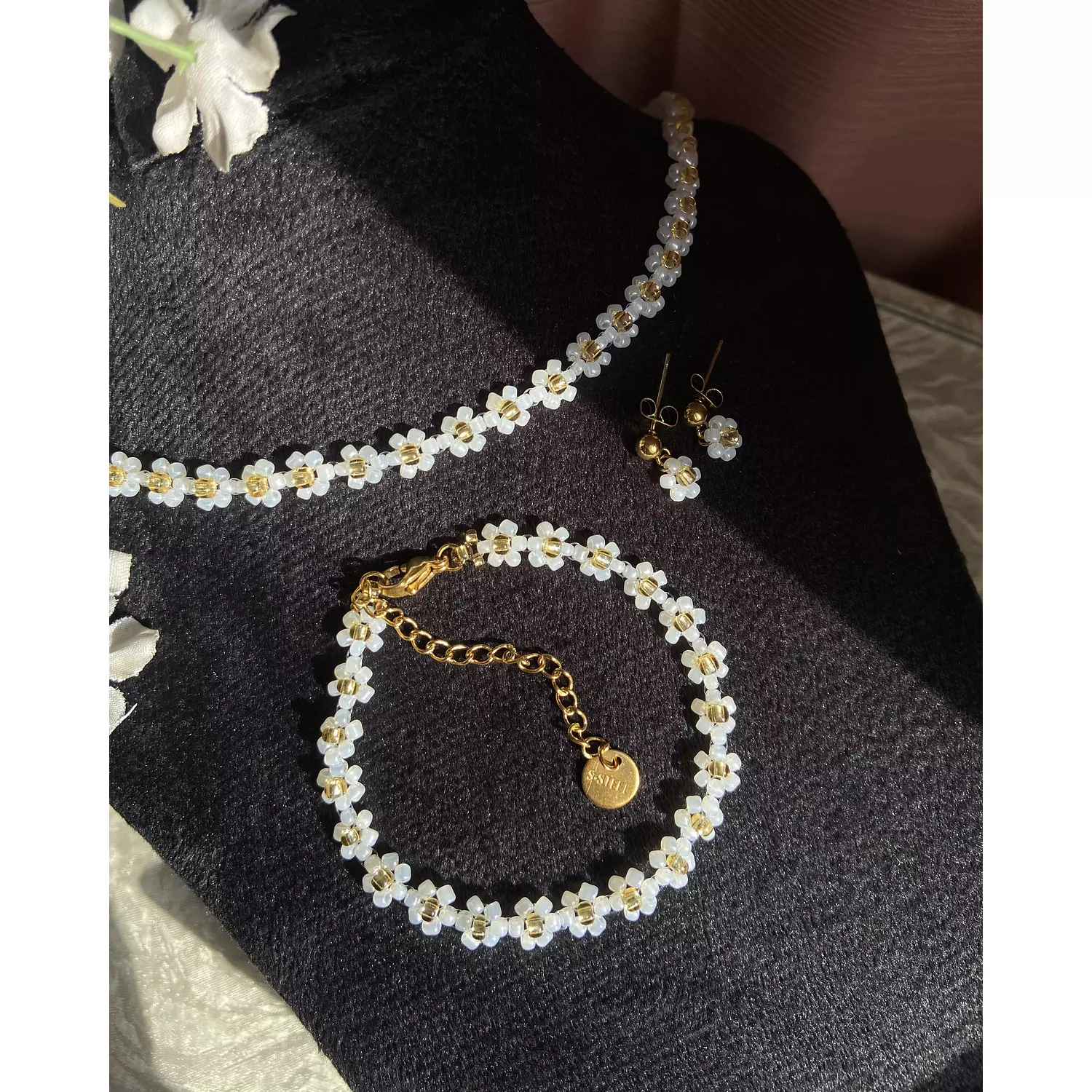 White flowers set ( earrings, bracelet and necklace) 1