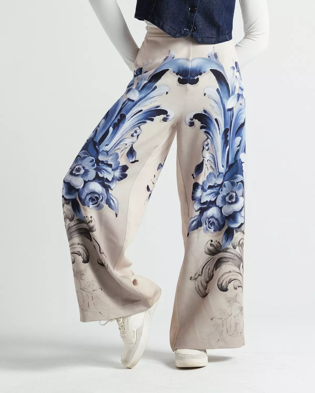 <h3><span style="color: rgb(255, 64, 160)">Floral Pants</span></h3>