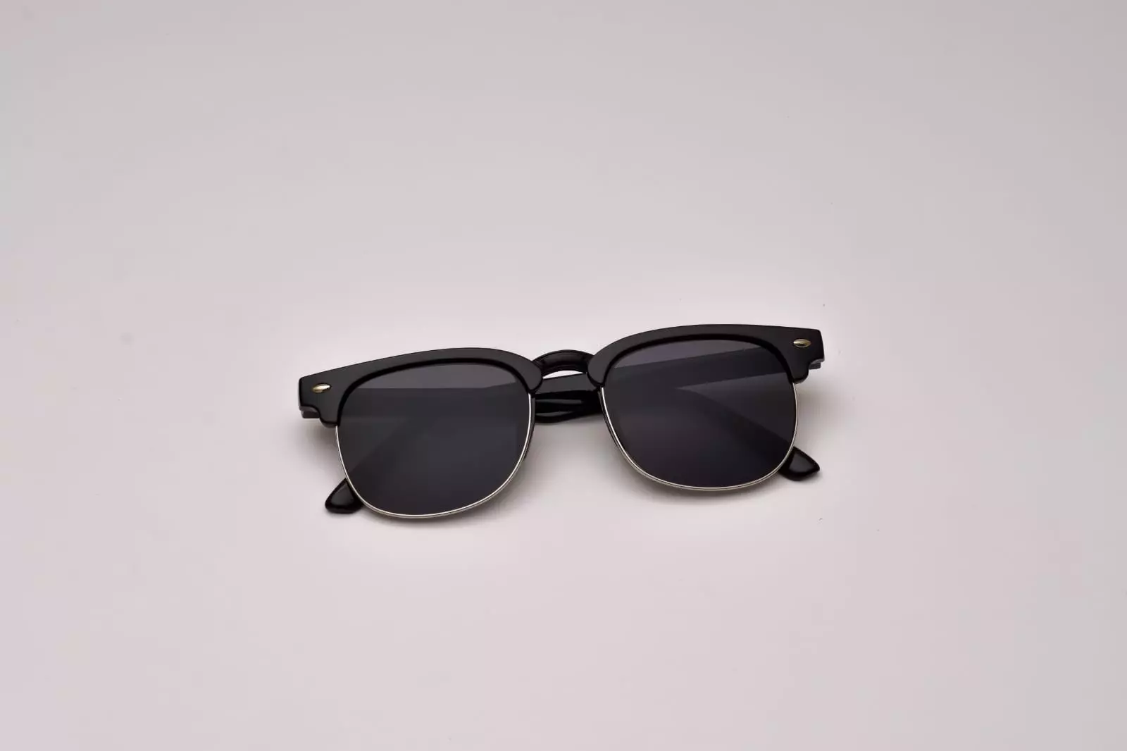 <p></p><h3>Basic sunglasses</h3>