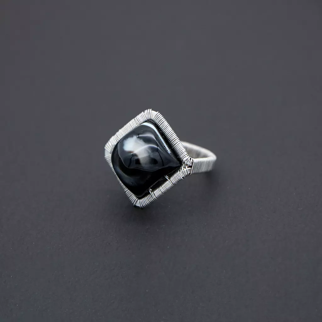 Wire wrapped silver 925 with black agate stone.