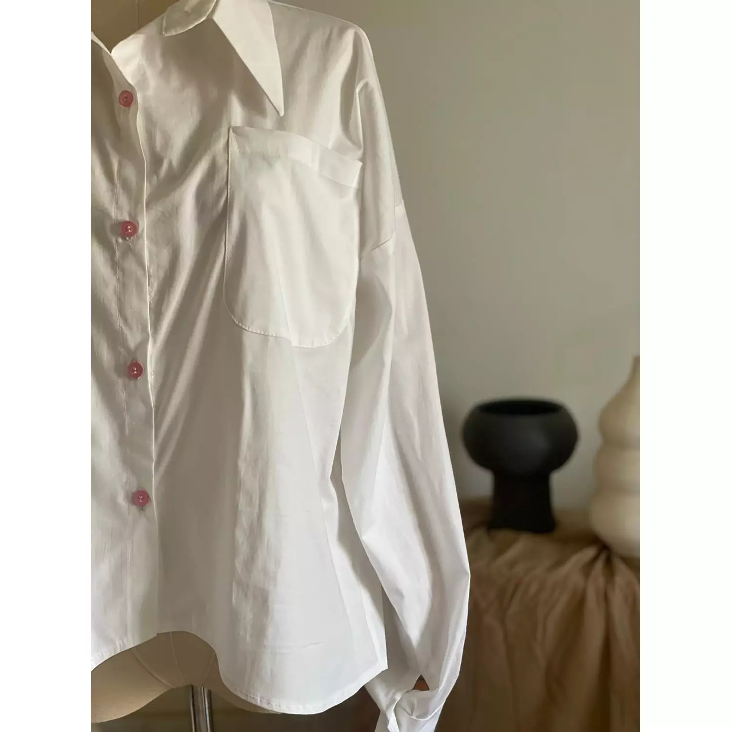 White Poplin Curves shirt with Pink buttons 4