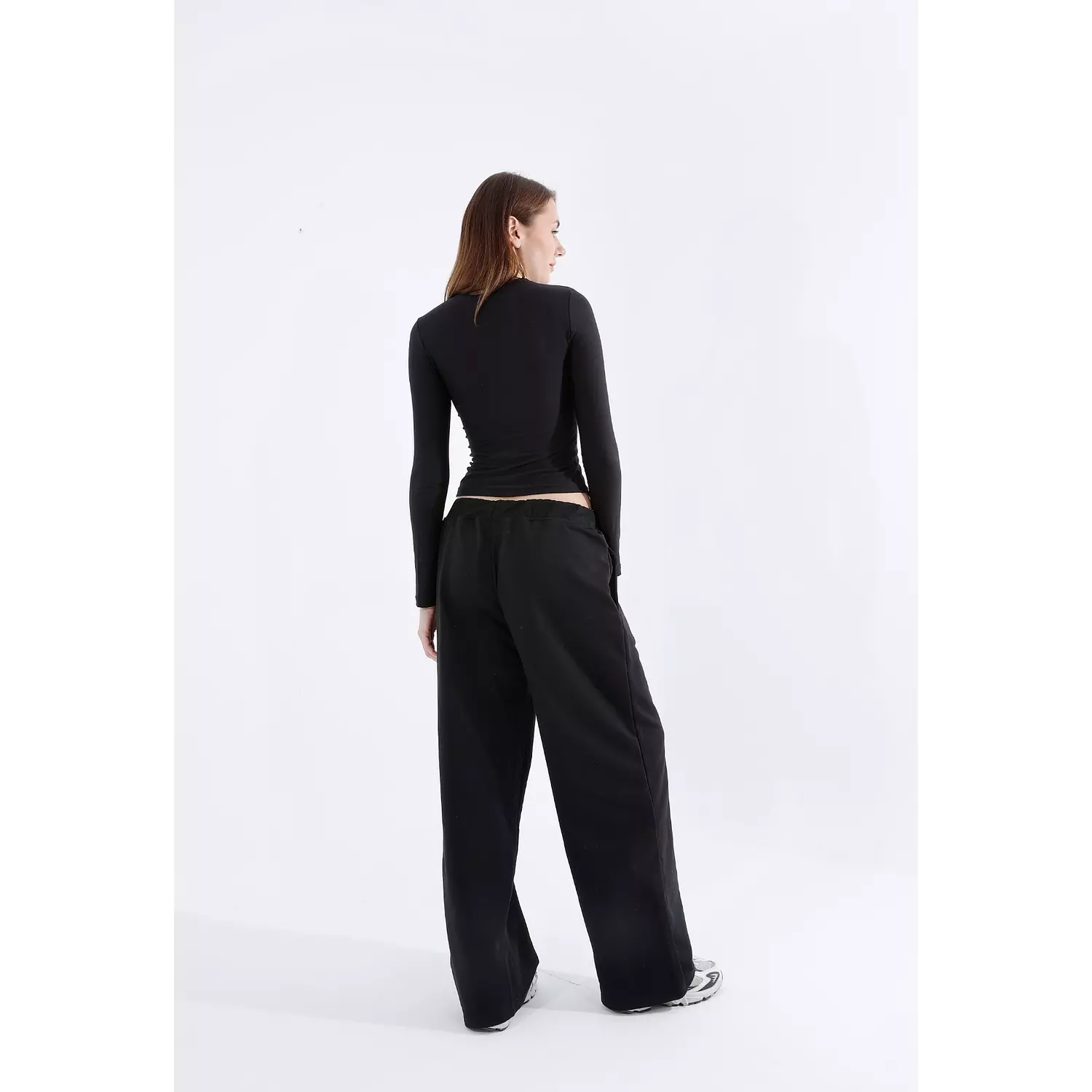 STRAIGHT LEG SWEATPANTS IN BLACK  2